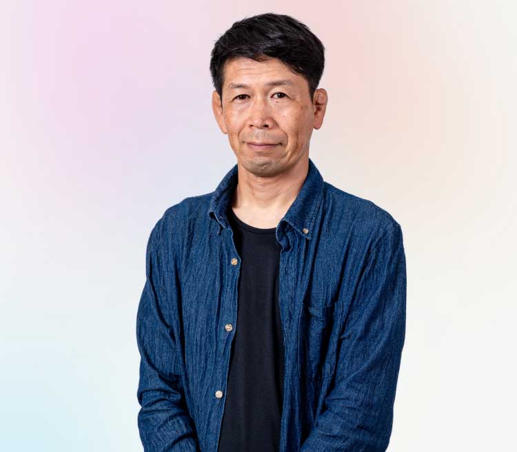 男性の学生が2人のサポートを受けている様子
